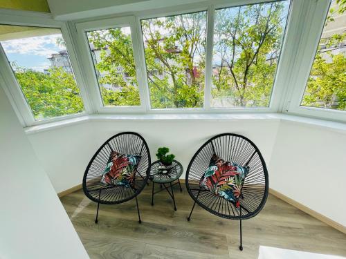 ブカレストにあるMetropole Apartments Central Cityの窓のある部屋(椅子2脚付)