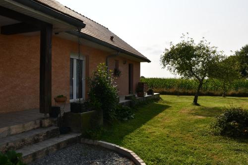une maison avec une cour à côté d'une maison avec un arbre dans l'établissement Joli studio avec piscine, à Ger