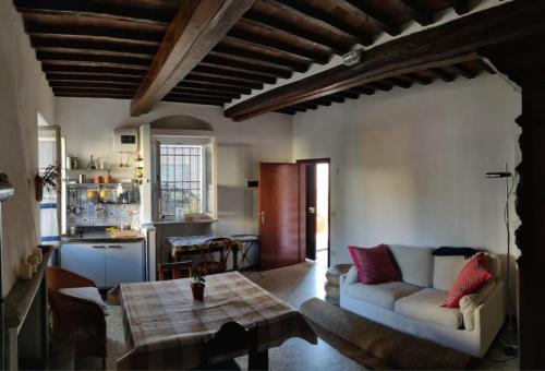 una sala de estar con un sofá y una mesa en Casa Conti, Riotorto in centro a 7 minuti dal mare, en Riotorto