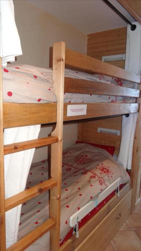 quelques lits superposés dans une chambre dans l'établissement Appartement Granel Les Menuires, aux Menuires