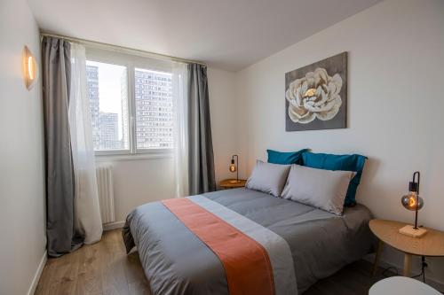 une chambre avec un lit et une fenêtre dans l'établissement Appartement cosy aux coeur de Paris - 10 pers, à Paris