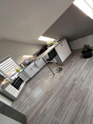 an empty room with a kitchen and a desk at Panoramablick in Litzendorf in Litzendorf