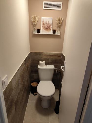 une salle de bain avec des toilettes blanches dans une chambre dans l'établissement studio33, à Caen