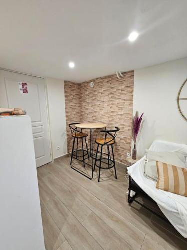 une pièce avec une table, des chaises et un lit dans l'établissement Appartement 2 pièces en souplex, à Athis-Mons