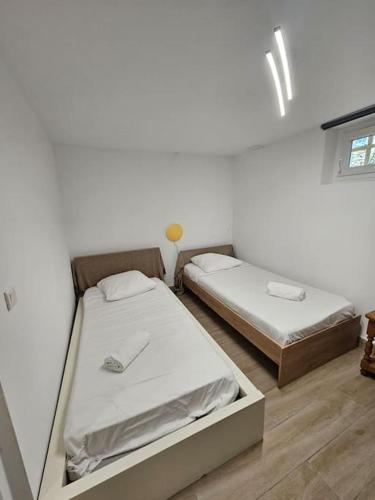 deux lits jumeaux dans une chambre avec dans l'établissement Appartement 2 pièces en souplex, à Athis-Mons