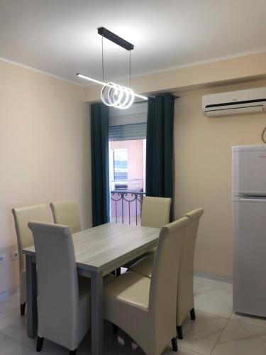 Un comedor con mesa y sillas en BonMare.apt4, en Dobra Voda