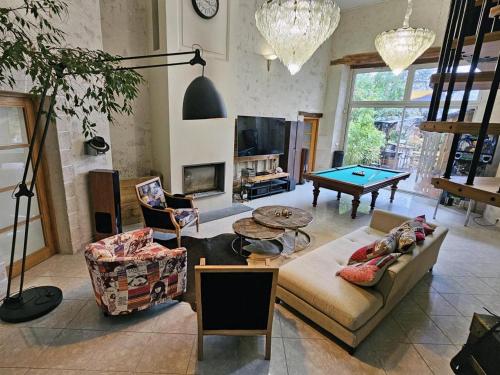 un salon avec une table de billard dans l'établissement Gite du Corrigot, à Pierry