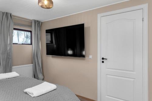 Ένα ή περισσότερα κρεβάτια σε δωμάτιο στο Inviting 2BR Haven in the Heart of the Suburbs