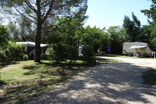 Κήπος έξω από το Camping l'Olivier Junas