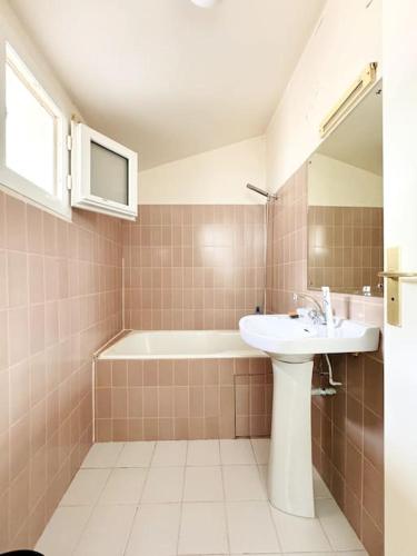 une salle de bain avec un lavabo et une baignoire dans l'établissement Coeur de Paris - Paris 1er, à Paris