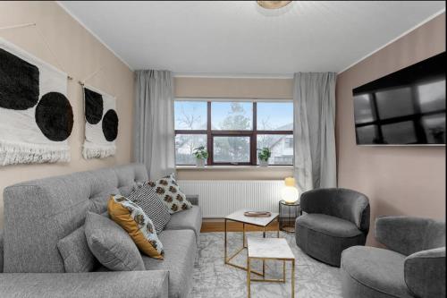 Χώρος καθιστικού στο Inviting 2BR Haven in the Heart of the Suburbs