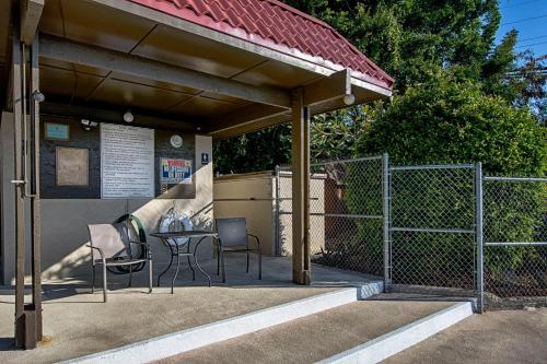 a patio with a table and chairs and a fence at Kona Mansions#304 in Kailua-Kona