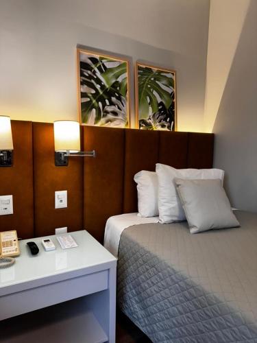 a hotel room with a bed and a desk at ArqSuites Berrini WTC SP - Suíte privada dentro do Hotel Wyndham in Sao Paulo