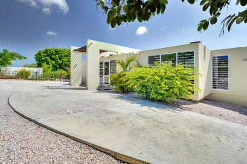 una gran casa blanca con entrada para coches en Villa Rowsu with Private Pool and Sea View, en Kralendijk