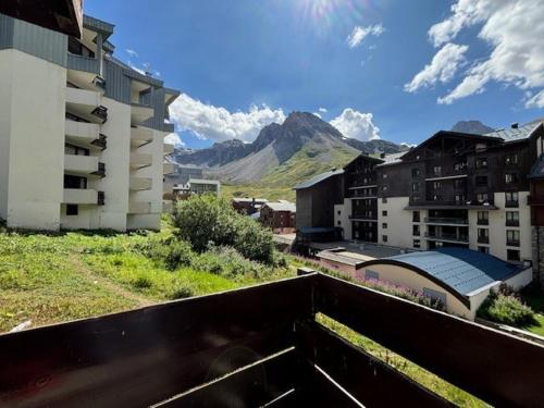 une vue d'une ville avec des montagnes en arrière-plan dans l'établissement Studio 25m² à 20M des pistes, balcon sud/ouest, 4 pers., TV - FR-1-449-144, à Tignes