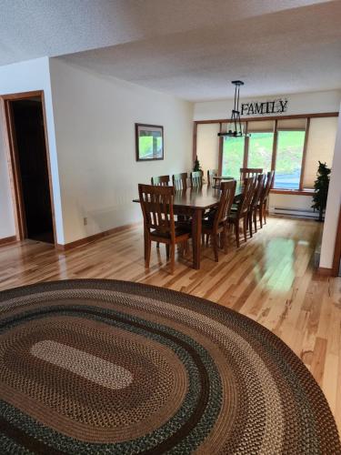 Ruang duduk di The Big-Lake Lodge at Lake Champlain