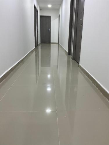 an empty hallway with white walls and white floors at Fenix in Barranquilla