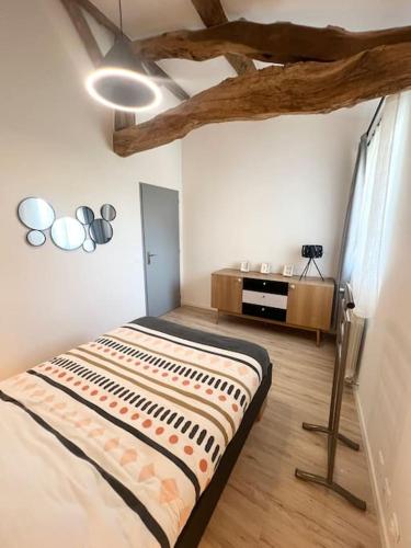 une chambre avec un grand lit dans une pièce dans l'établissement Maison Atypique vue panoramique, à Moras-en-Valloire