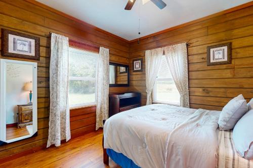 Katil atau katil-katil dalam bilik di Stewart Lake Cabin