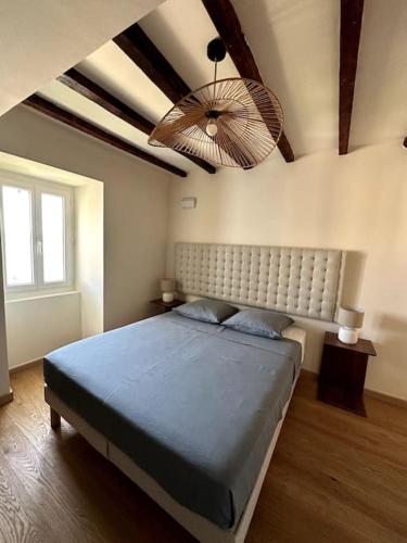 une chambre avec un grand lit dans une pièce dans l'établissement Charming air-conditioned house with garden & view, à Olmeto