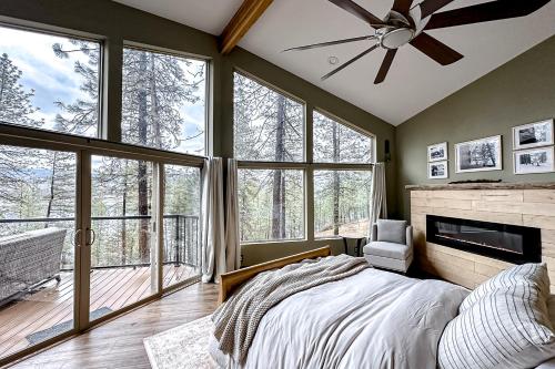 a bedroom with a bed and a ceiling fan at Chalet du Lac in Nine Mile Falls