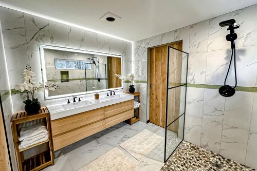 a bathroom with a sink and a shower at Chalet du Lac in Nine Mile Falls