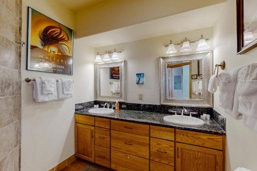 un bagno con due lavandini e uno specchio di Beaver Mountain #20A - Permit Number #6163 a Estes Park