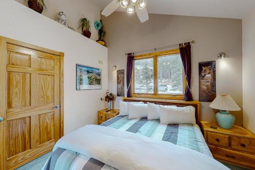 una camera da letto con un letto e una finestra di Beaver Mountain #20A - Permit Number #6163 a Estes Park