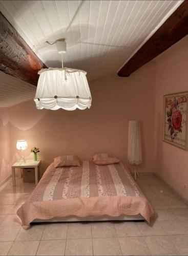 - une chambre avec un grand lit et un plafond dans l'établissement Plein Cœur de Sanary sur Mer, à Sanary-sur-Mer