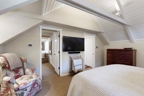 a bedroom with a bed and a tv on a wall at The Great Escape in Arnold