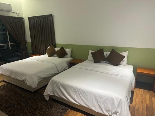 two beds sitting next to each other in a room at Jambul Villa 3-storey corner House 6Bed5Bathroom in Bayan Lepas