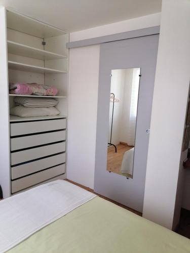 une chambre avec un miroir et un lit dans l'établissement Très bel appartement T2 rénové, au Havre