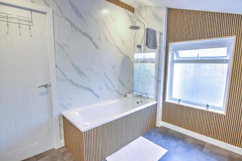 Modern Family & Contractor Home - Free Parking - Garden - Sleeps 6 - Fast WiFi - photo 16