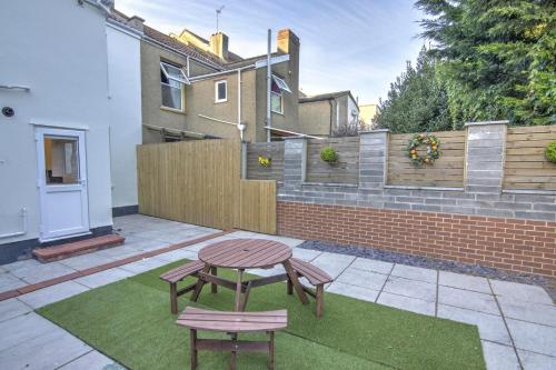 Modern Family & Contractor Home - Free Parking - Garden - Sleeps 6 - Fast WiFi - photo 26