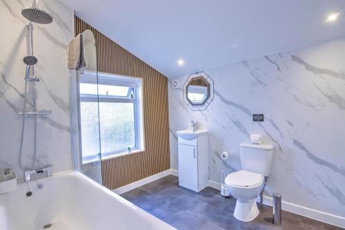 Modern Family & Contractor Home - Free Parking - Garden - Sleeps 6 - Fast WiFi - photo 15