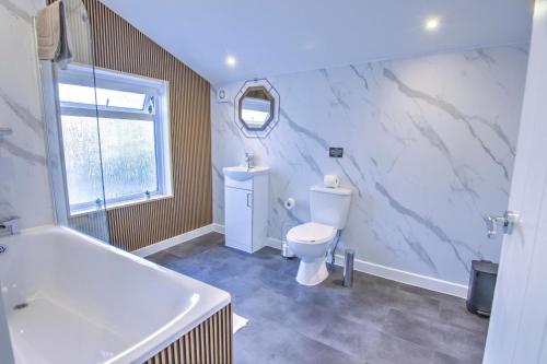Modern Family & Contractor Home - Free Parking - Garden - Sleeps 6 - Fast WiFi - photo 14