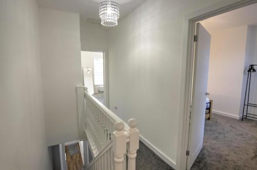 Modern Family & Contractor Home - Free Parking - Garden - Sleeps 6 - Fast WiFi - photo 13