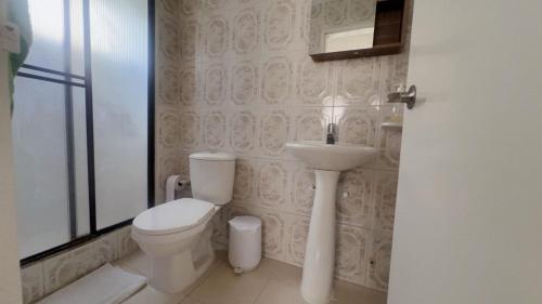 a bathroom with a toilet and a sink at El Rodadero, 4 habitaciones con piscina y terraza in Gaira