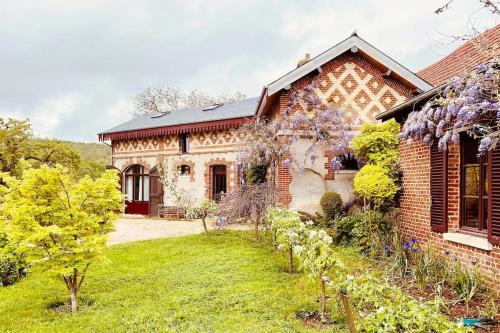 an old brick house with a garden in front of it at Le Gîte de Little Castle campagne à 1 h de Paris in Trie-Château
