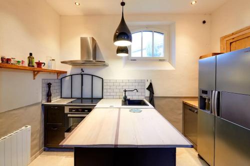 a kitchen with a wooden counter top in a kitchen at Le Gîte de Little Castle campagne à 1 h de Paris in Trie-Château