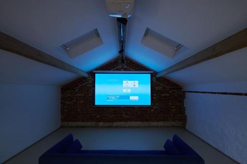 a room with a tv in the ceiling with blue lights at Le Gîte de Little Castle campagne à 1 h de Paris in Trie-Château