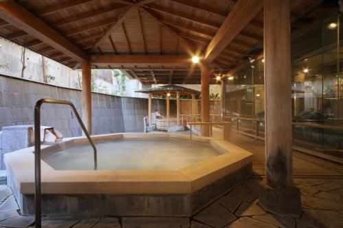 a bath tub in the middle of a room at Kamogawakan in Kamogawa