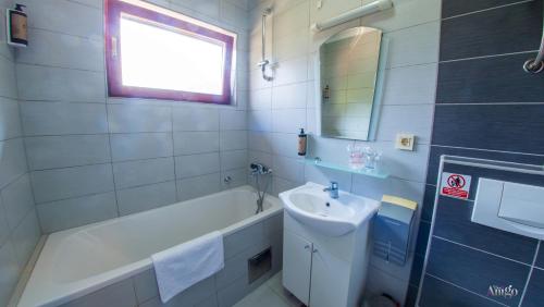 Ένα μπάνιο στο Apartments Cavaliero