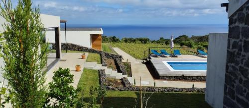 Bazén v ubytování Refúgio dos Capelinhos - Villa e Suites nebo v jeho okolí