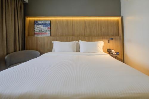 a large white bed in a hotel room at Hampton by Hilton Guarulhos Airport in Guarulhos