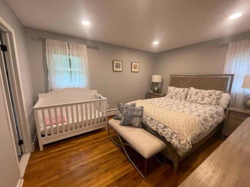 En eller flere senge i et værelse på Welcome to our Retreat Haven in Warwick, NY