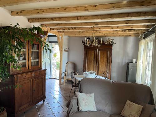 Χώρος καθιστικού στο Maison en pleine campagne avec piscine