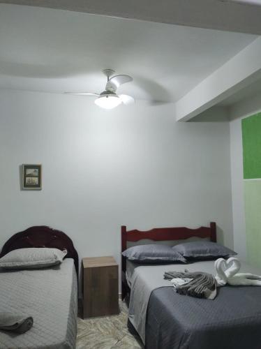 una camera con due letti e un soffitto di Sea Like 2 - Casa para temporada ad Arraial do Cabo