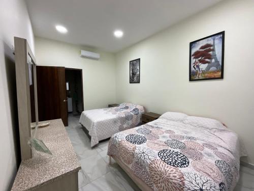 Un dormitorio con dos camas en una habitación. en Villa Encanto Costero, en Monte Gordo