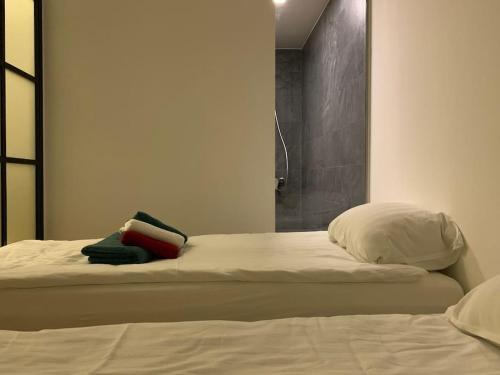 Postel nebo postele na pokoji v ubytování Yellow Studio Apartment